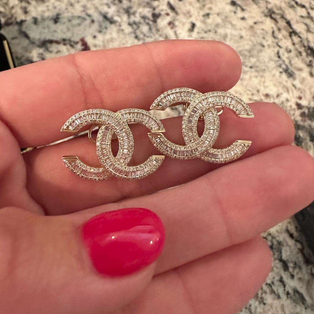 14K Yellow gold and diamonds earrings.